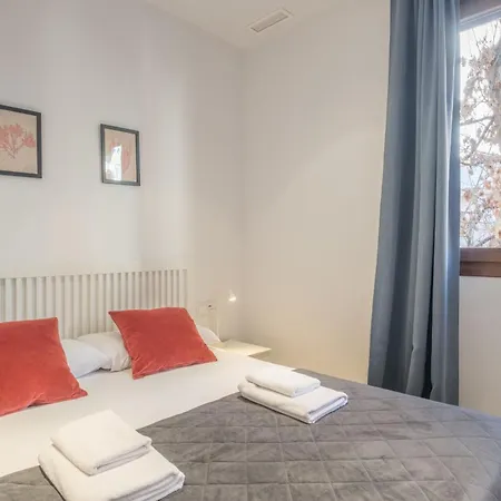 With Antique Floor & Lots Of Sun Light 4* Valencie